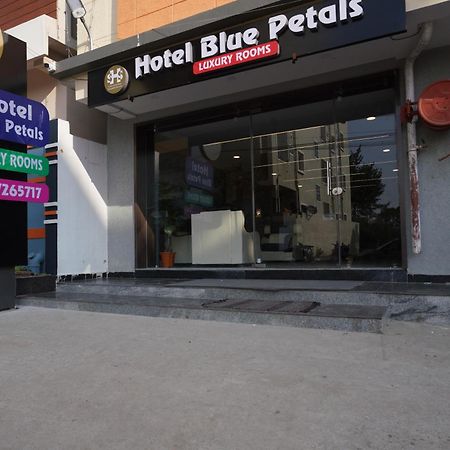 Hotel Blue Petals Шамшабад Экстерьер фото